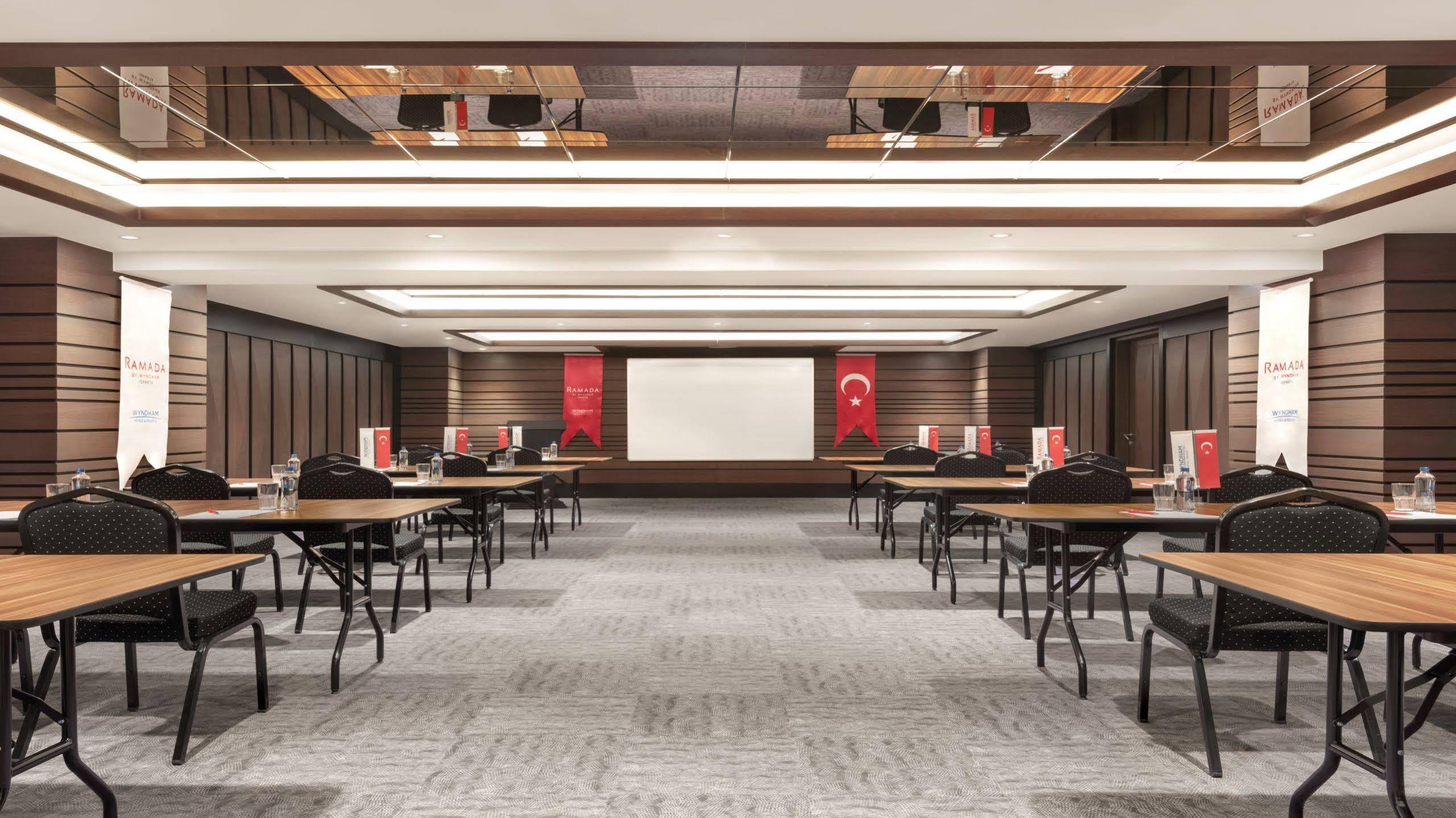 Ramada By Wyndham Isparta Eksteriør bilde
